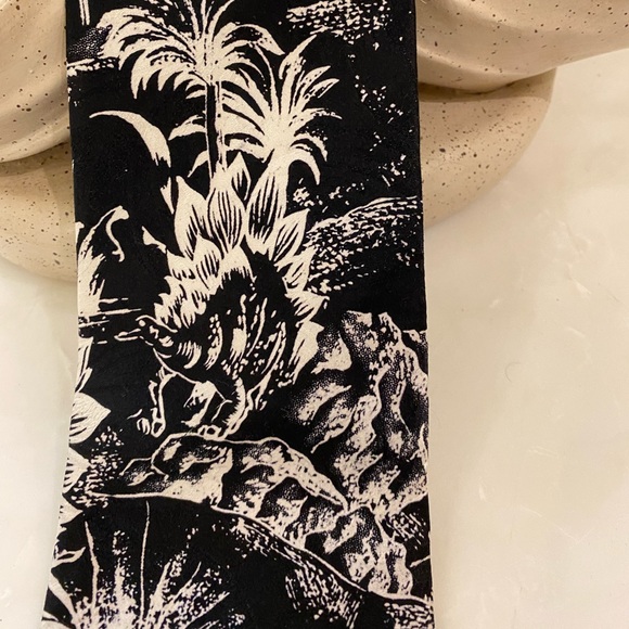 3/$30 🎉HP🎉 Dinosaur silk tie - Picture 2 of 4